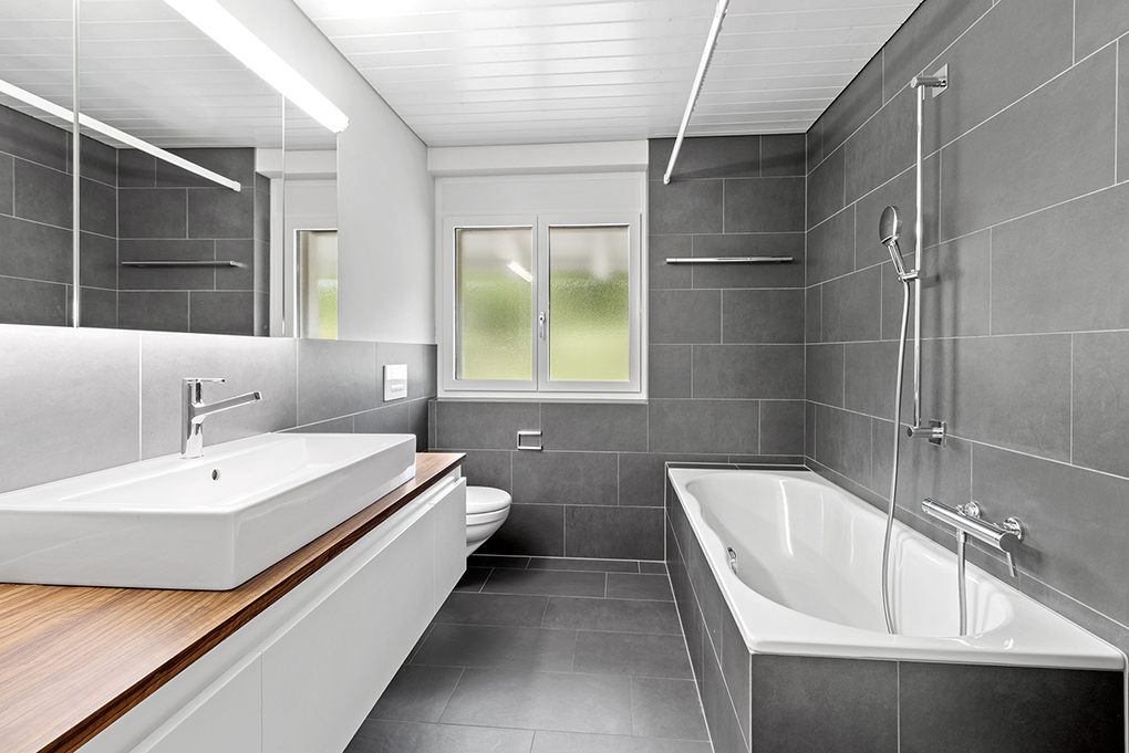 Modernes Badezimmer mit Wanne und Waschtisch