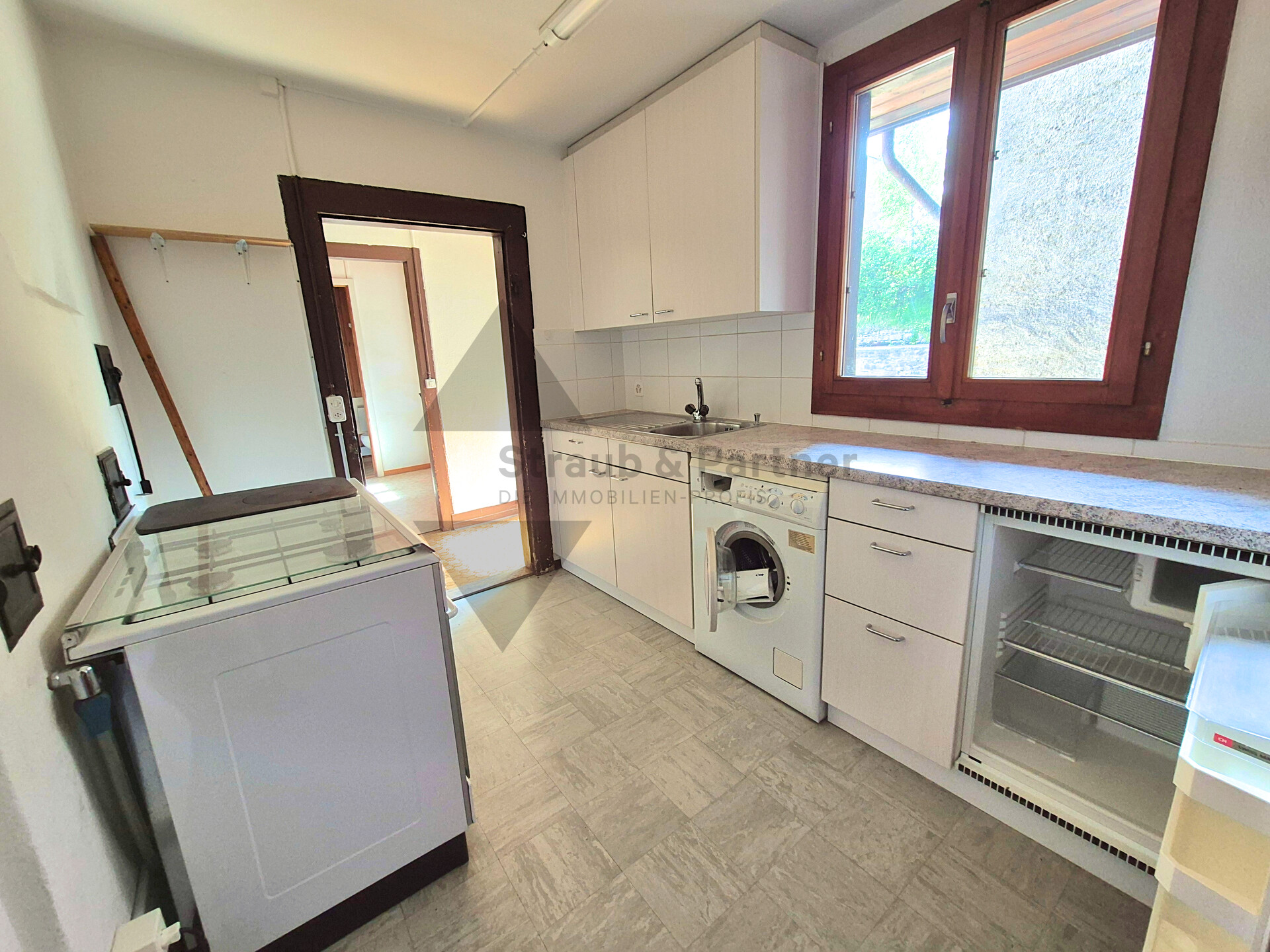 Kleine Küche mit Fenster und Einbaumöbeln