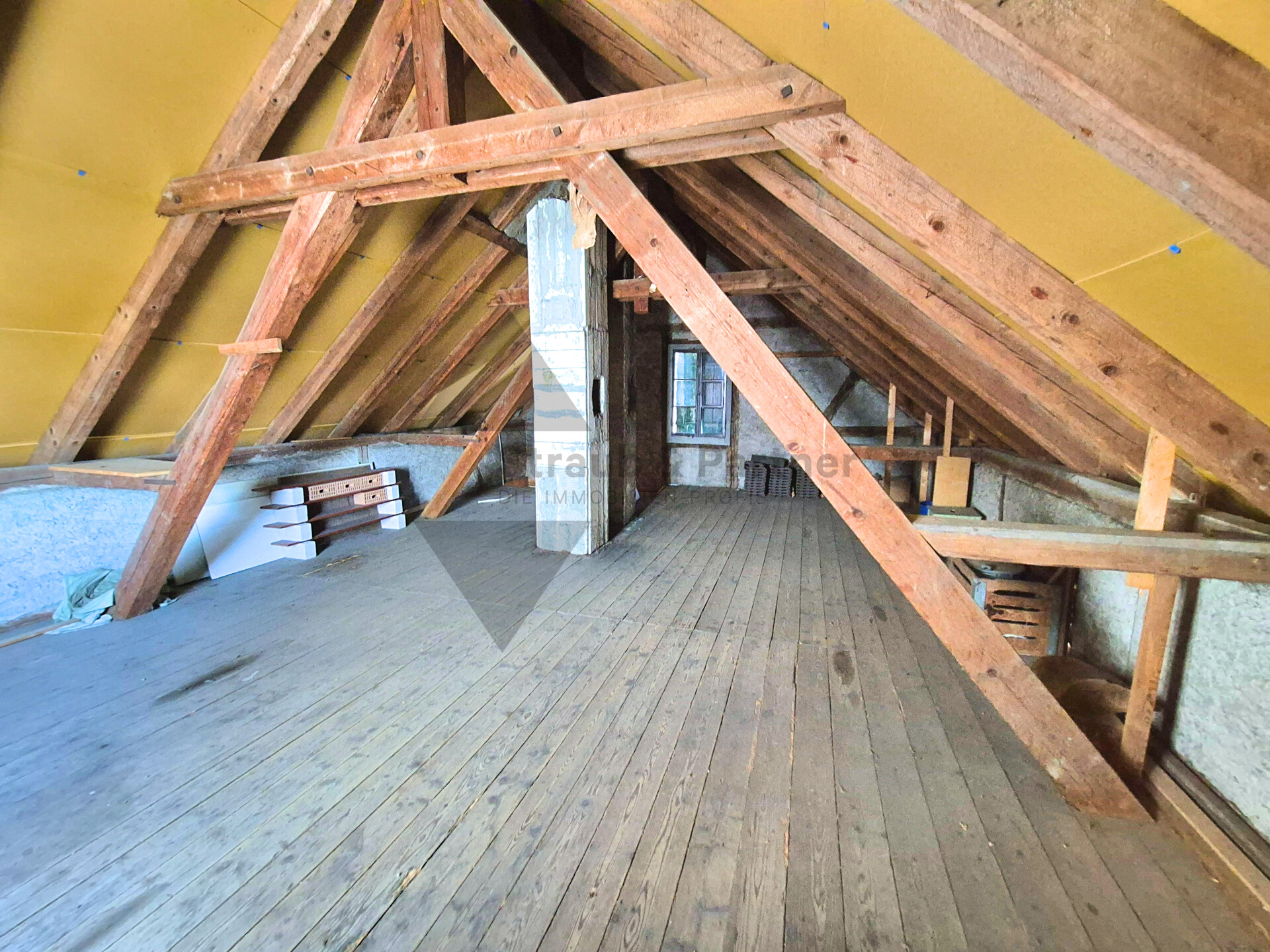 Dachboden mit sichtbarem Holztragwerk