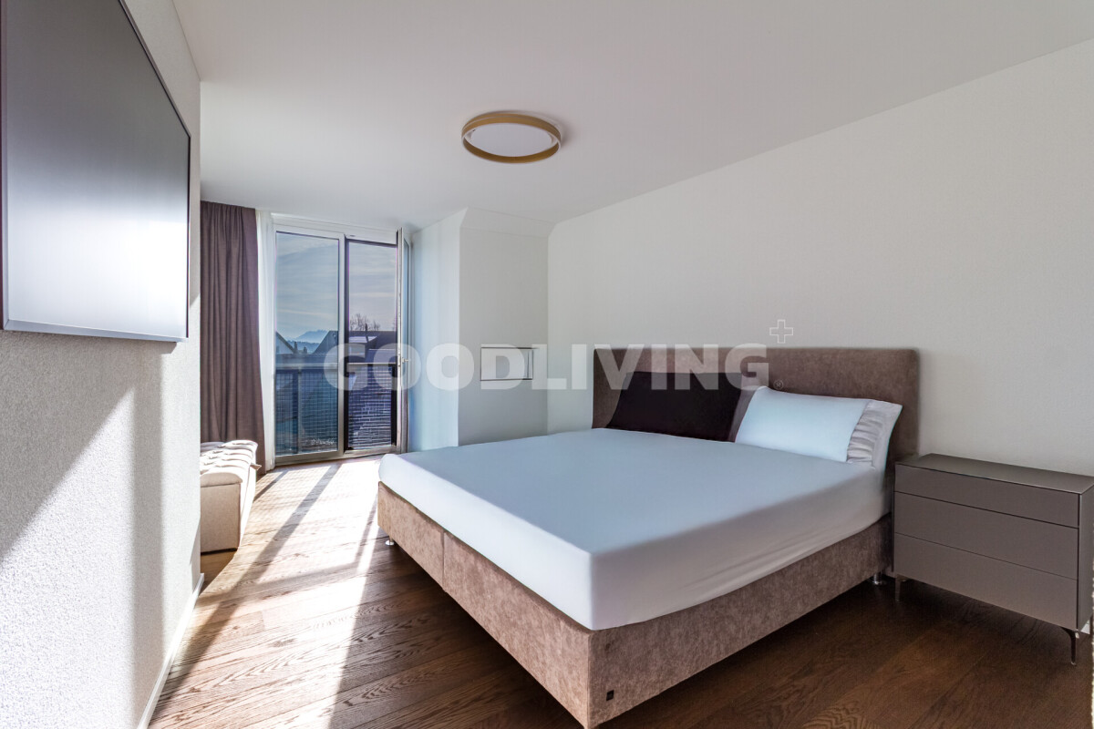 Modernes Schlafzimmer mit Balkonzugang
