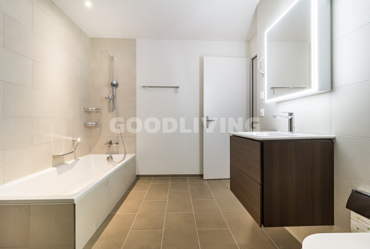 Modernes Badezimmer mit Badewanne und Waschtisch