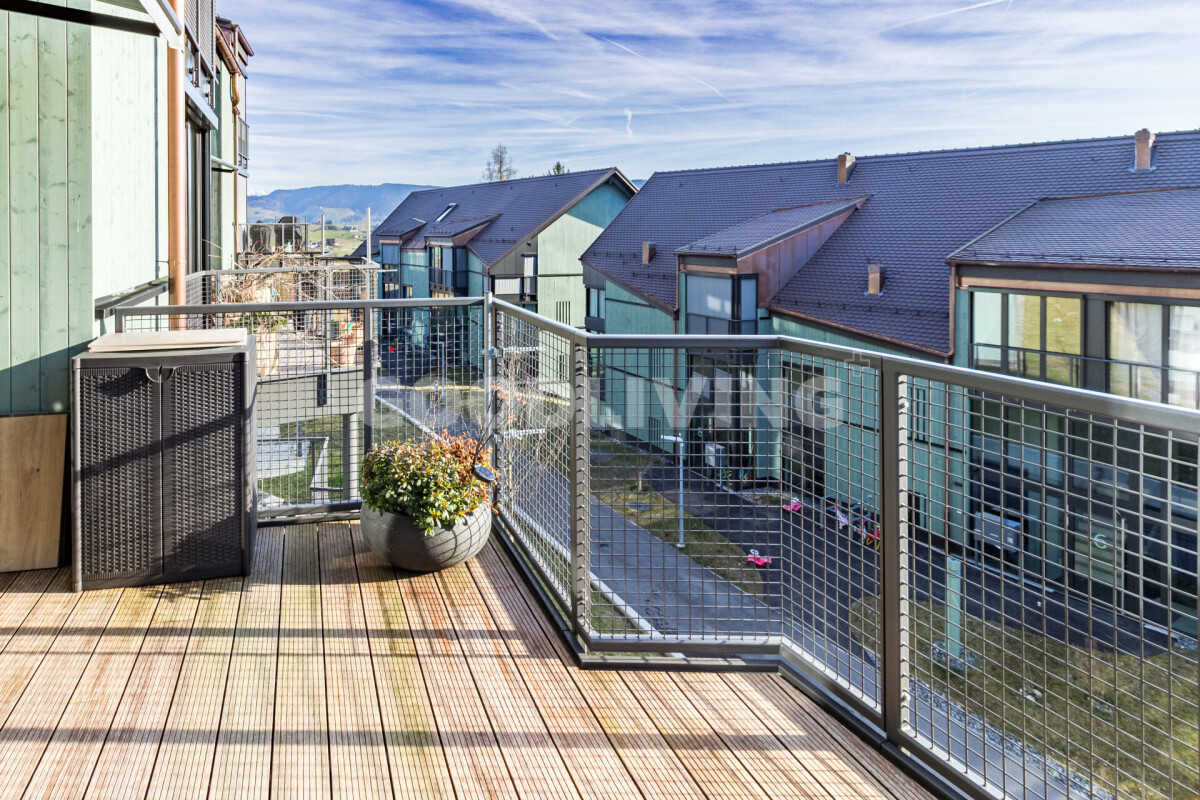 Balkon mit Blick auf Wohnanlage