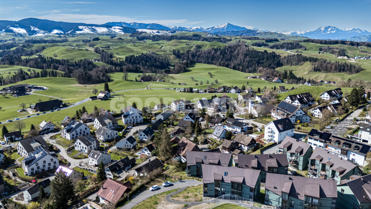Luftaufnahme eines Dorfes in alpiner Landschaft