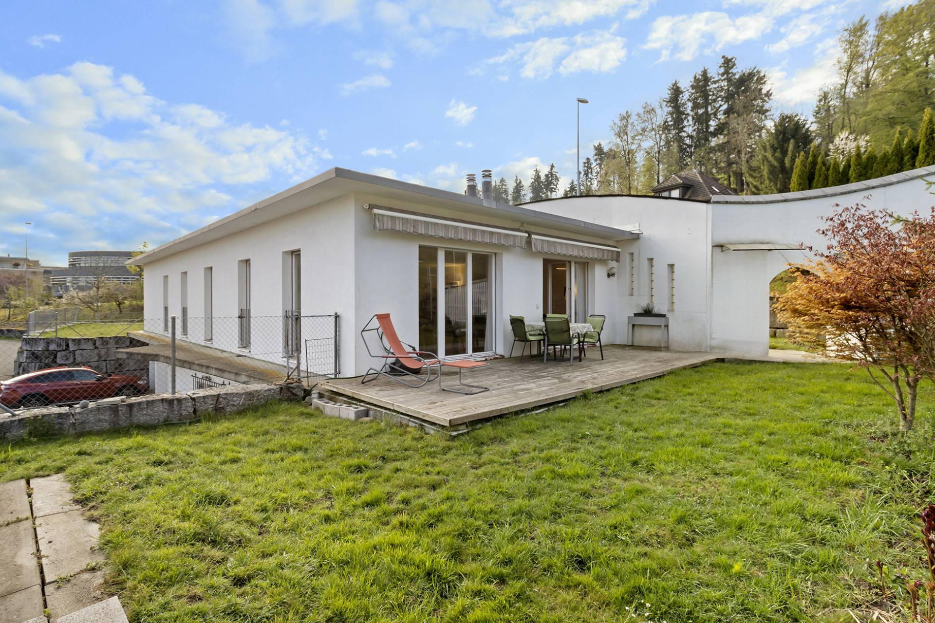 Modernes Einfamilienhaus mit Terrasse und Garten