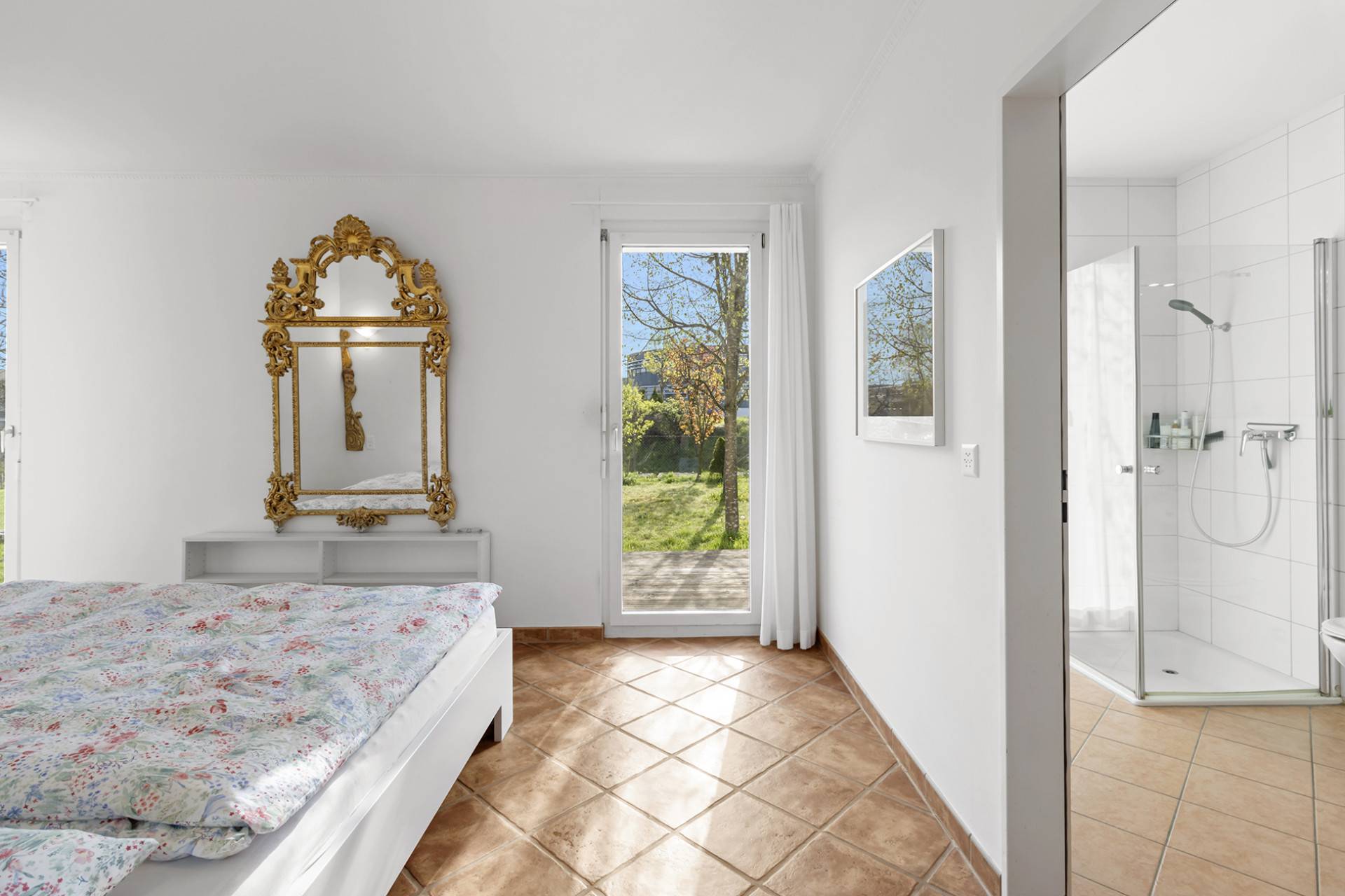 Helles Schlafzimmer mit angeschlossenem Bad