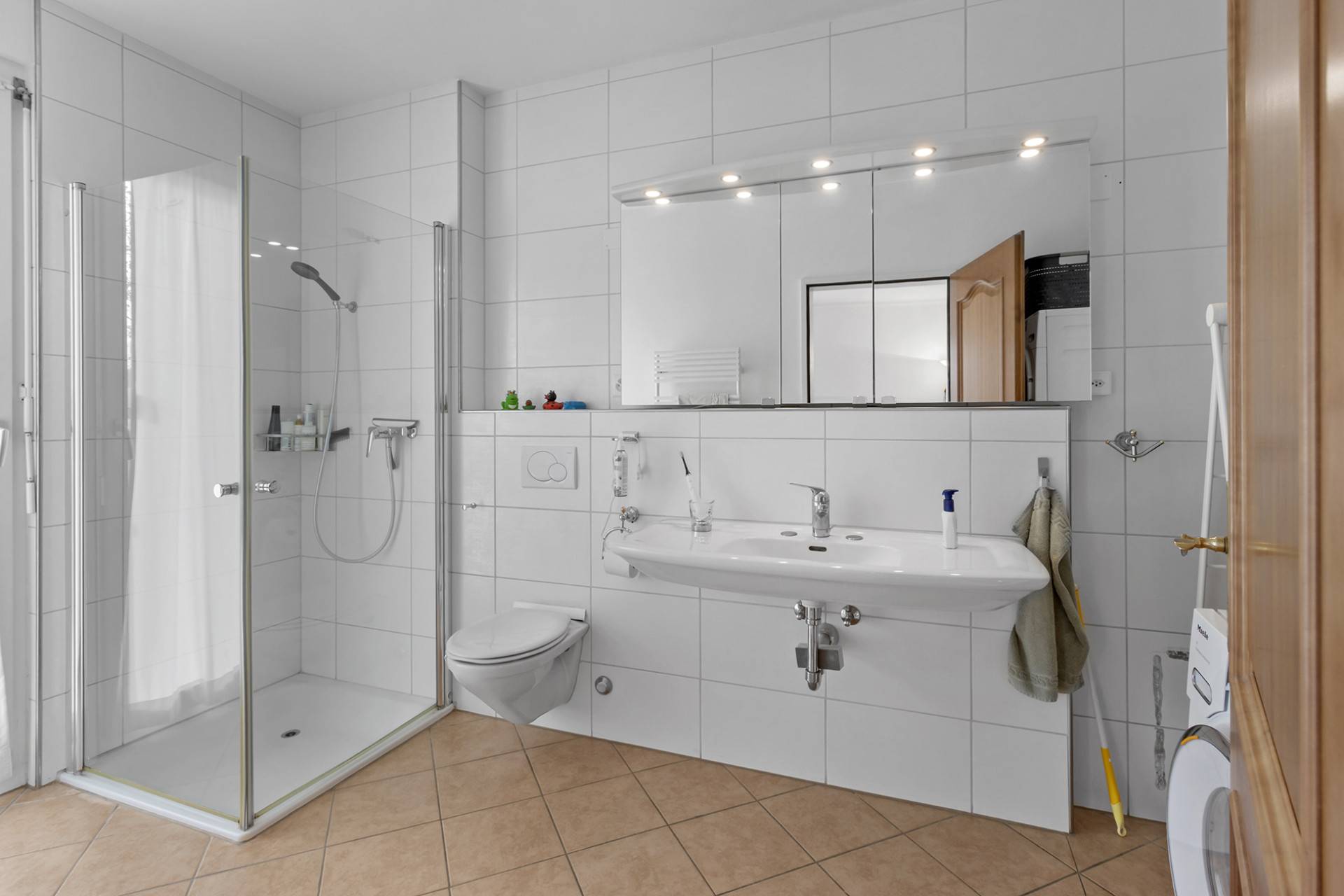 Modernes Badezimmer mit Dusche und Waschplatz