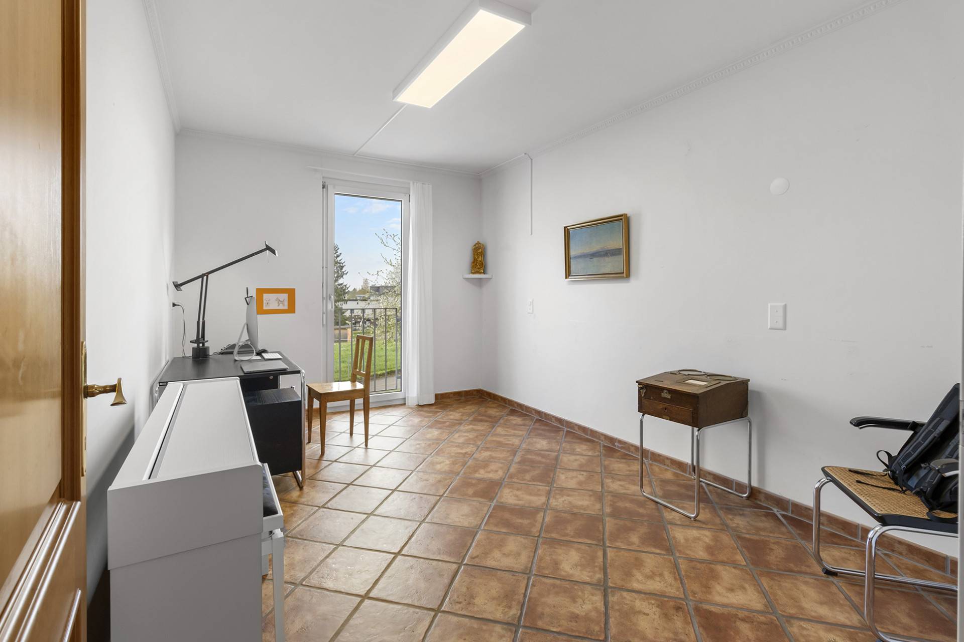 Helles Arbeitszimmer mit Terrassentür