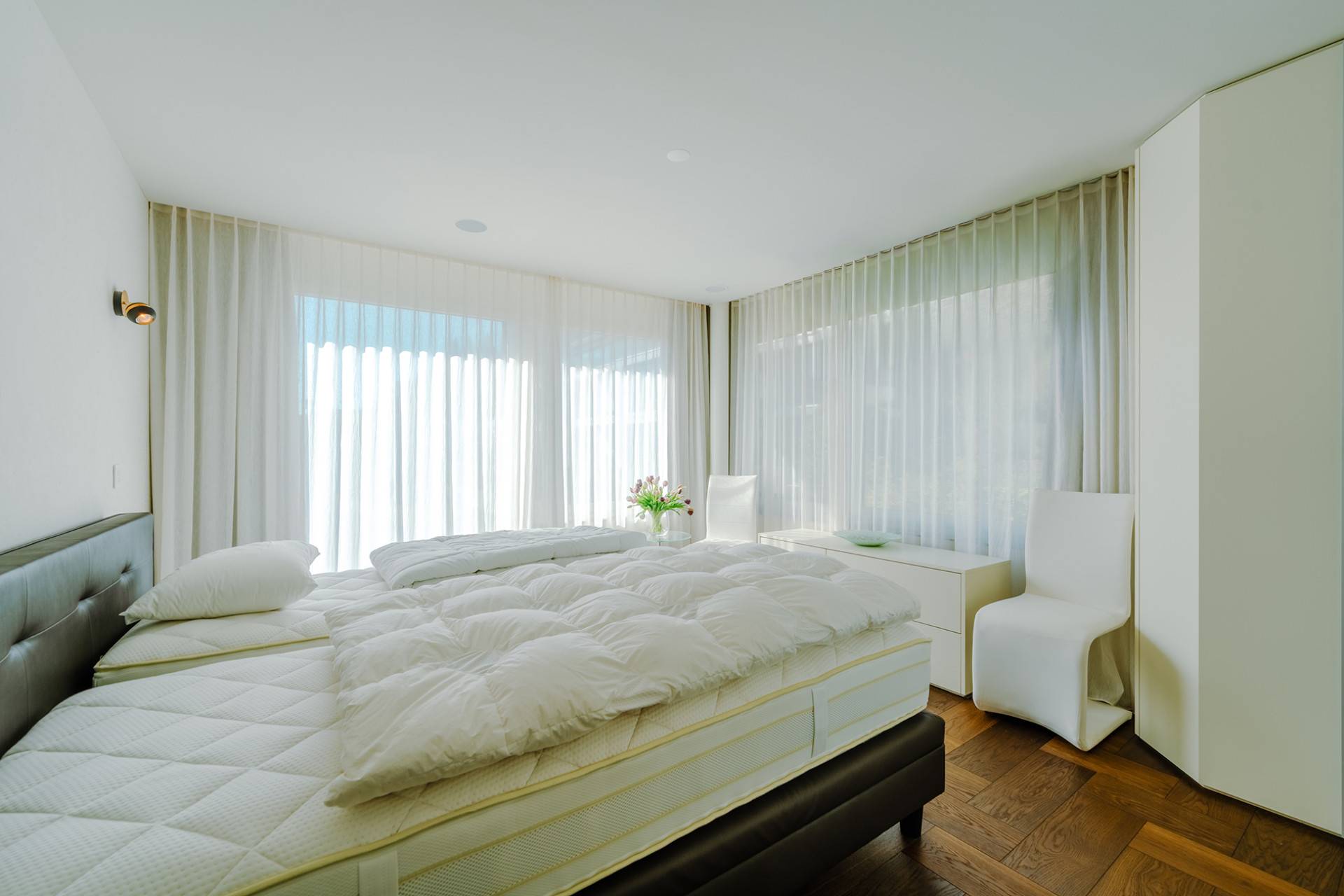 Helles Schlafzimmer mit großem Bett