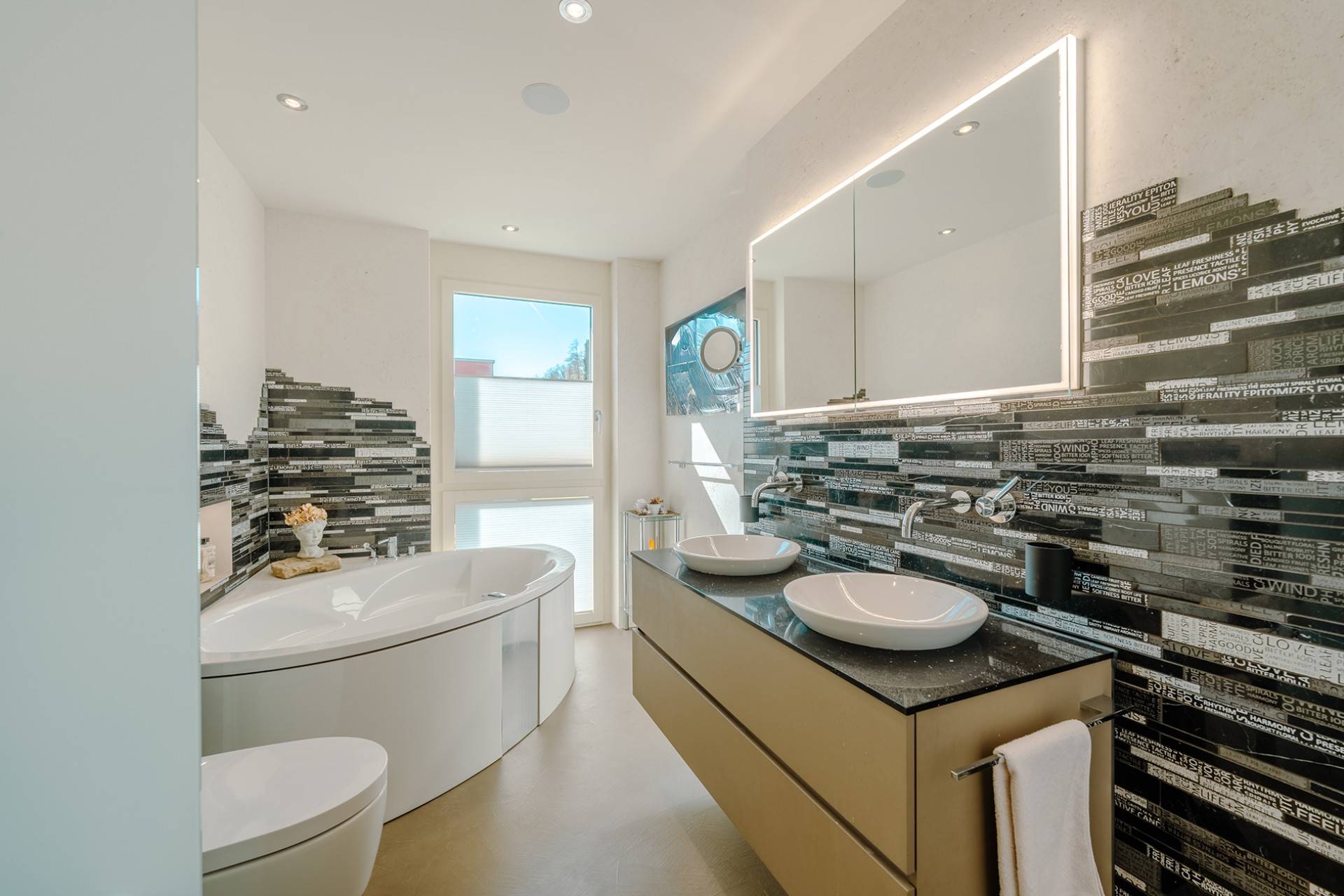 Modernes Badezimmer mit Doppelwaschtisch und Badewanne