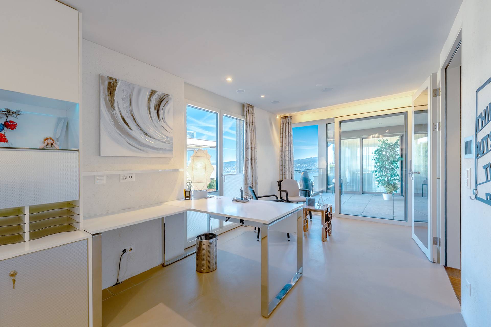 Heller moderner Arbeits- und Wohnbereich mit Meerblick