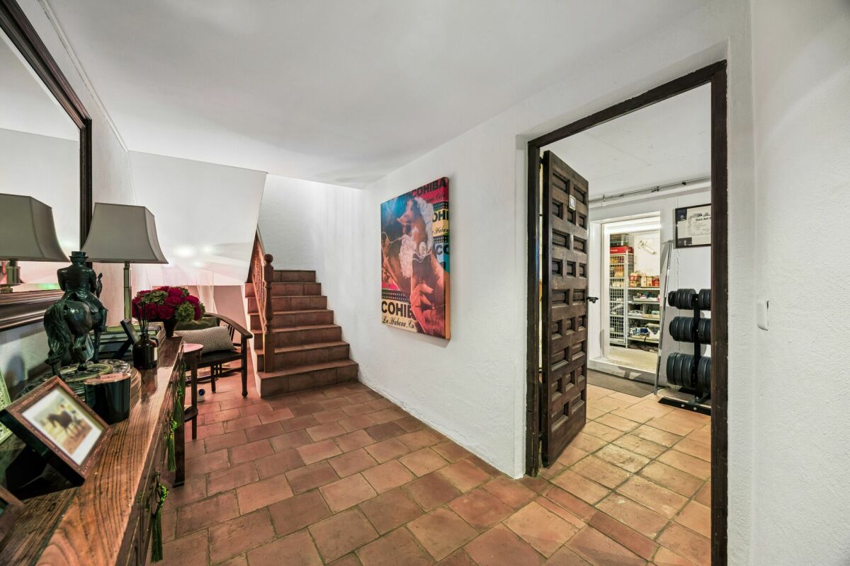 Flur mit Treppe und Zugang zum Nebenraum