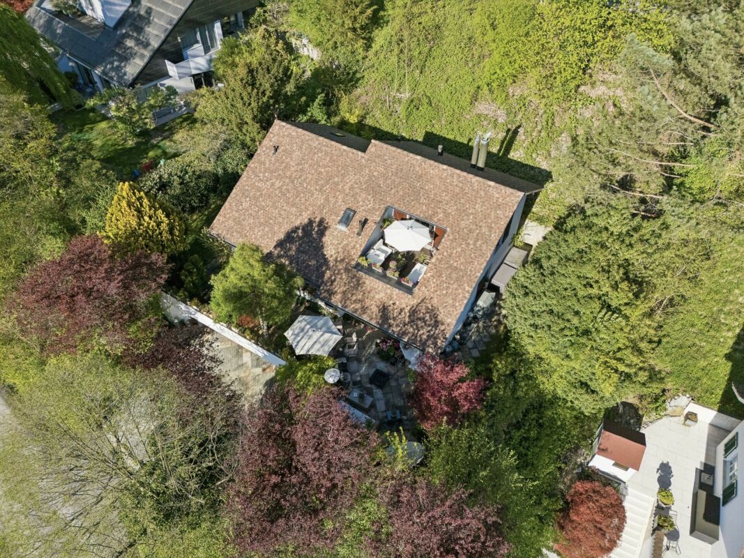 Luftaufnahme eines Hauses mit großem Garten