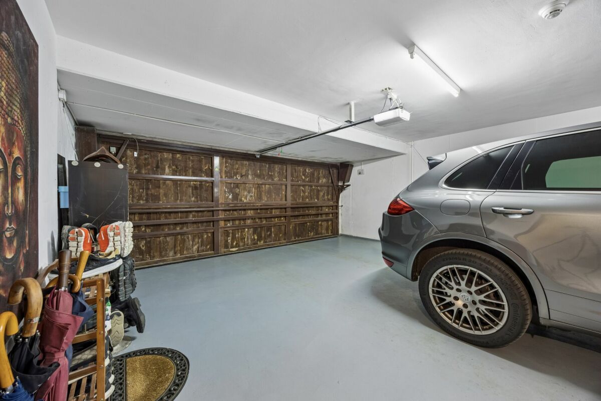 Garage mit geparktem SUV