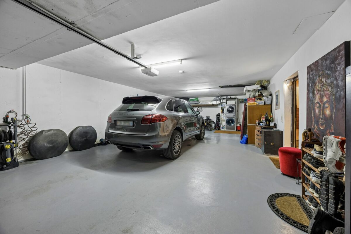 Garage mit geparktem SUV und Stauraum