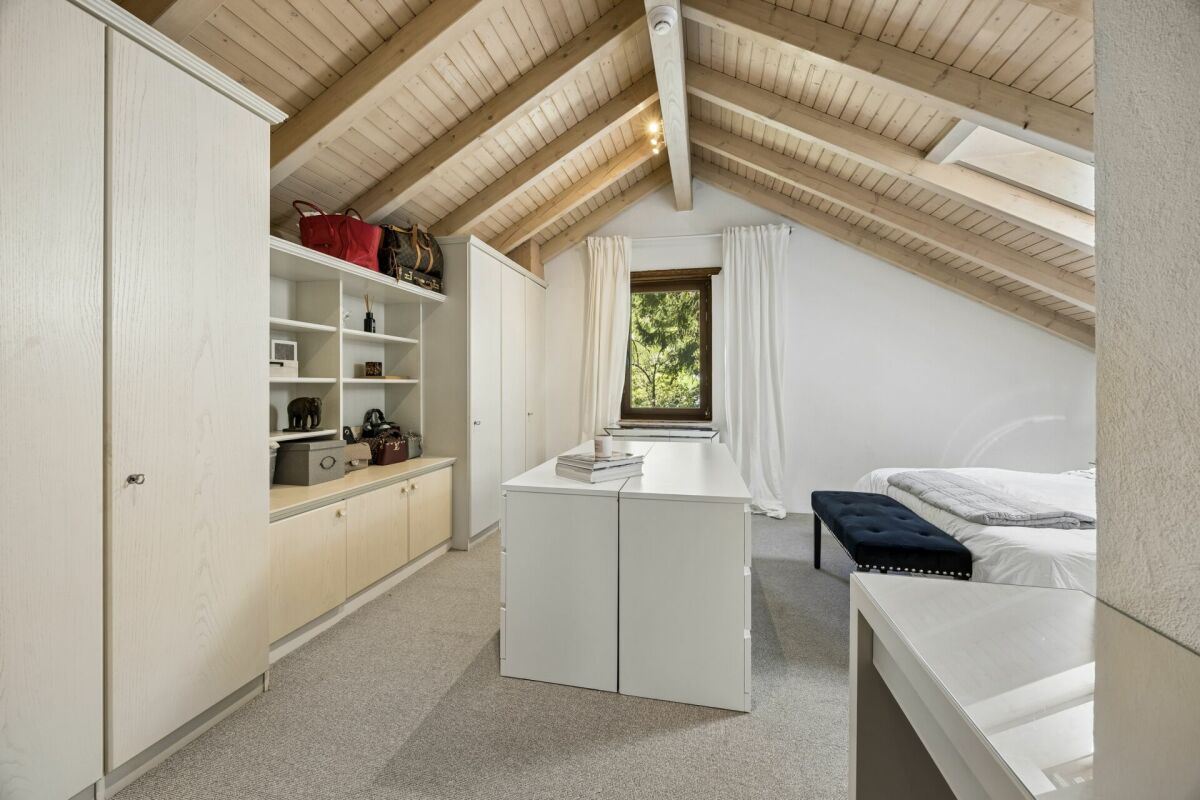 Helles Dachgeschoss-Schlafzimmer mit Einbauschränken