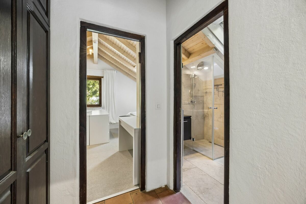 Flur mit Blick in Schlafzimmer und Bad