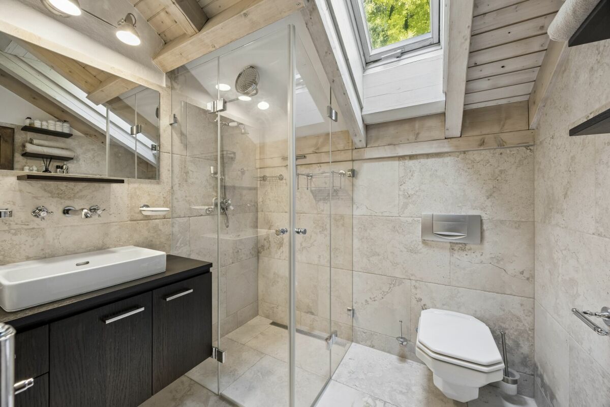 Modernes Badezimmer mit Dachfenster
