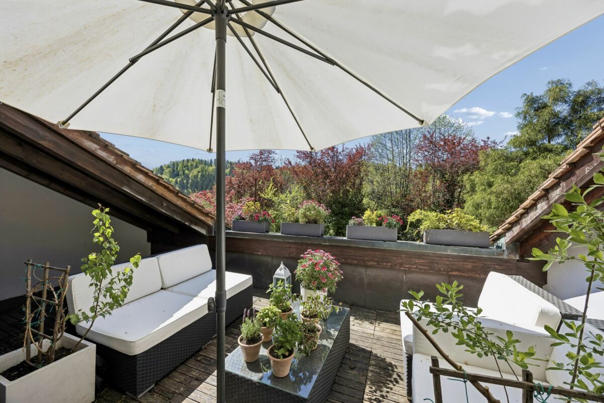 Dachterrasse mit Sitzgruppe und Pflanzen