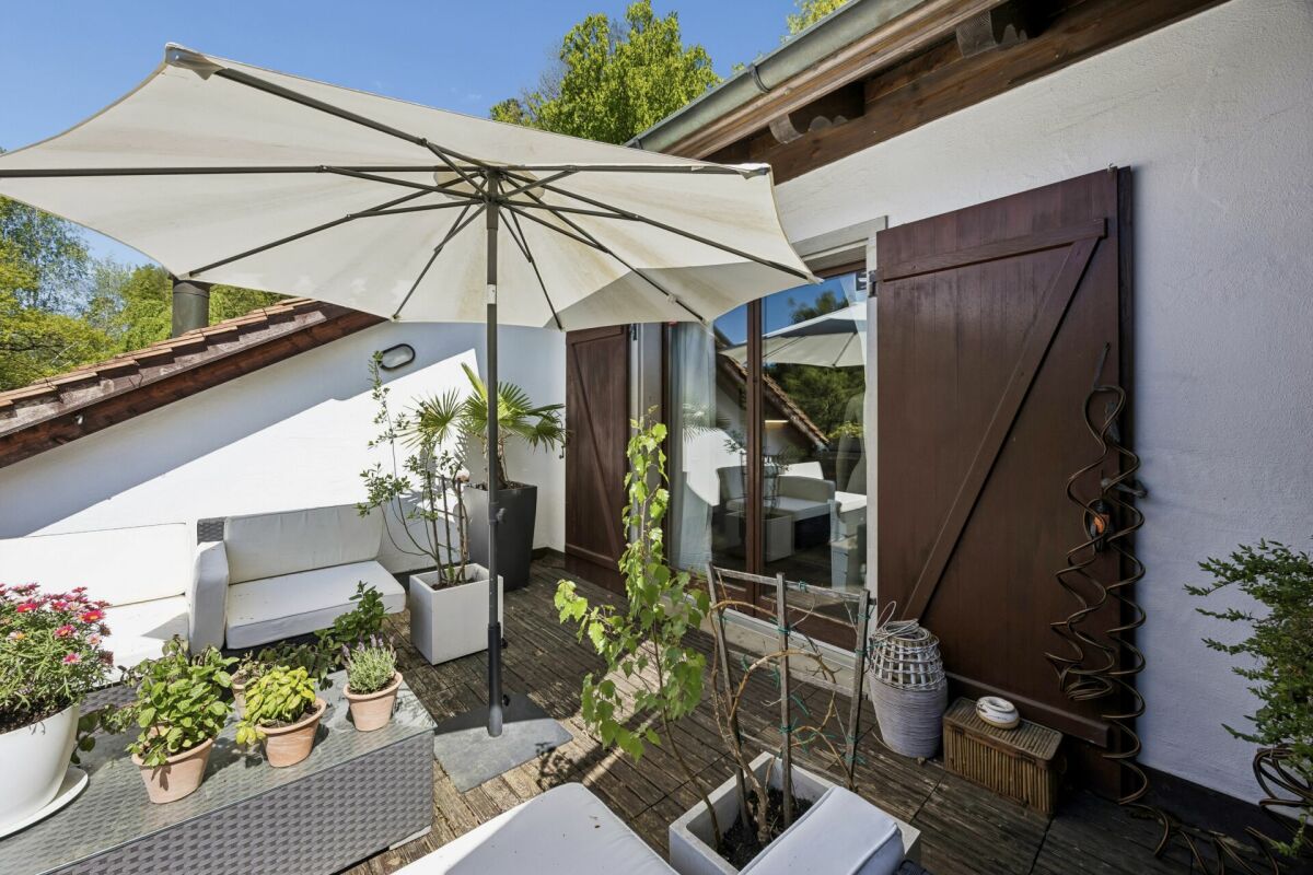 Dachterrasse mit Sonnenschirm