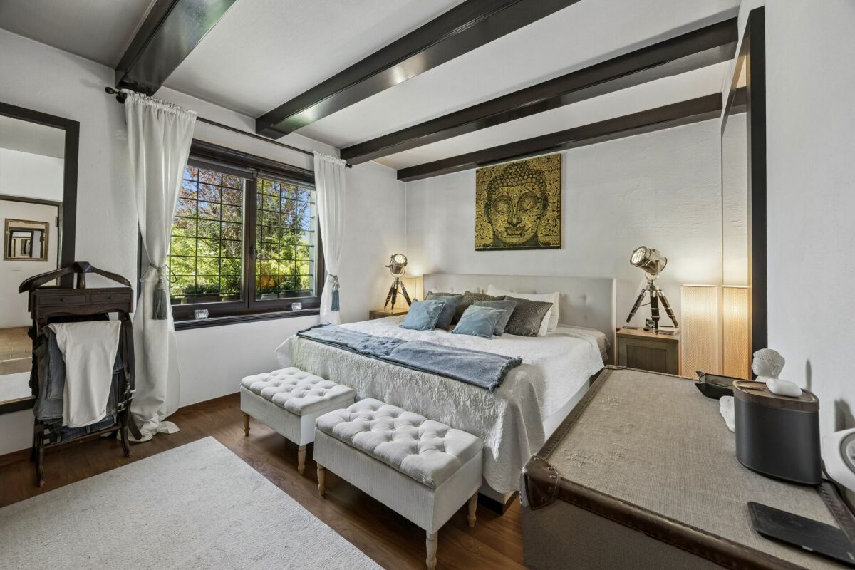 Gemütliches Schlafzimmer mit rustikalen Deckenbalken
