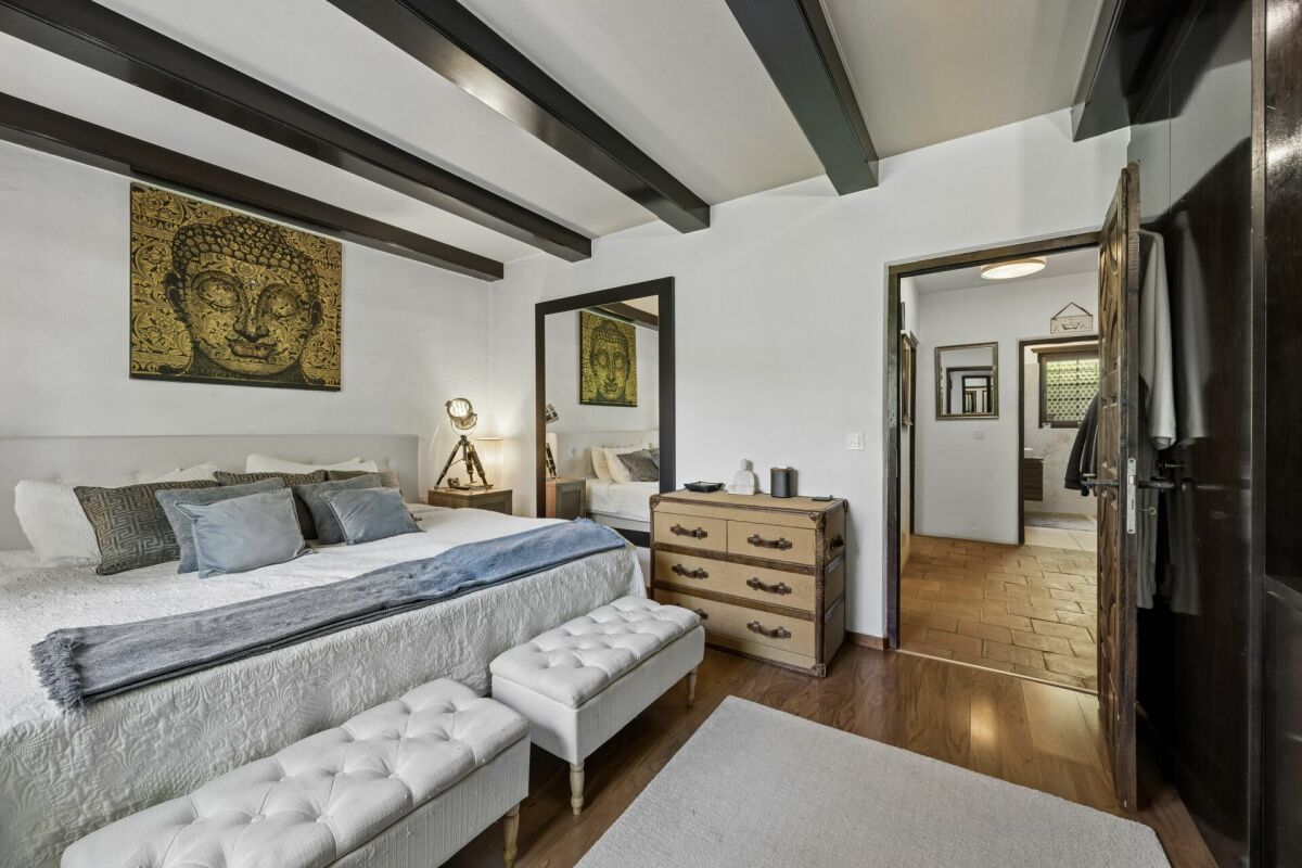 Schlafzimmer mit angrenzendem Flur