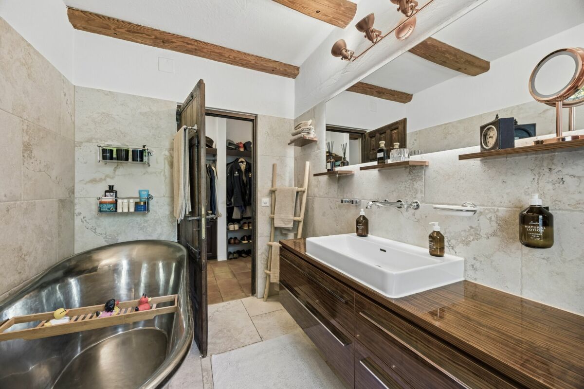Luxuriöses Badezimmer mit Naturmaterialien