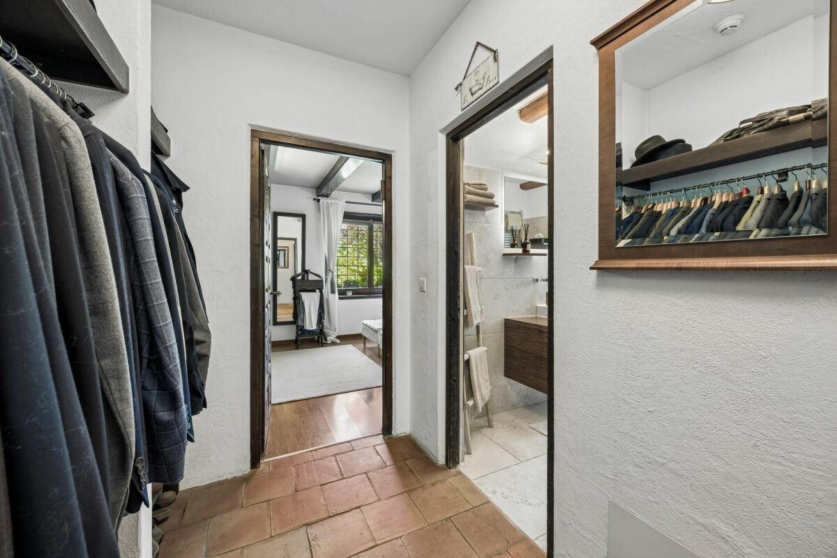 Ankleideflur mit Blick ins Schlafzimmer und Bad