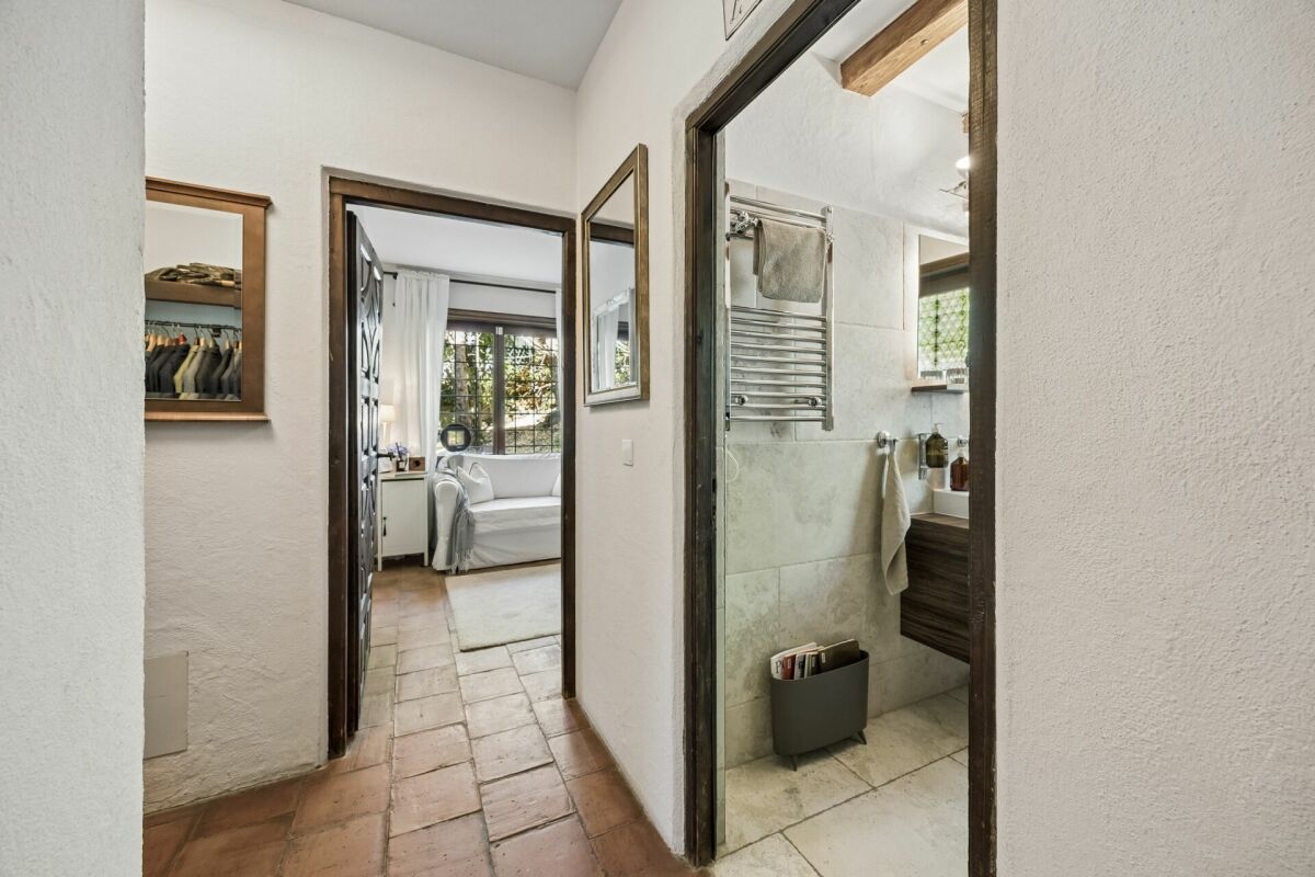 Flur mit Blick in Schlaf- und Badezimmer
