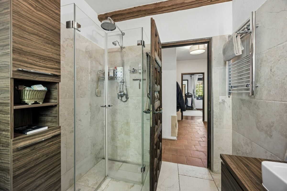 Modernes Badezimmer mit Dusche und Natursteinoptik