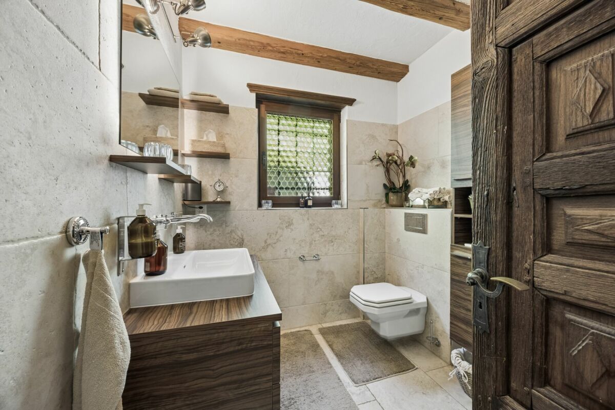 Rustikales Gäste-WC mit Naturmaterialien