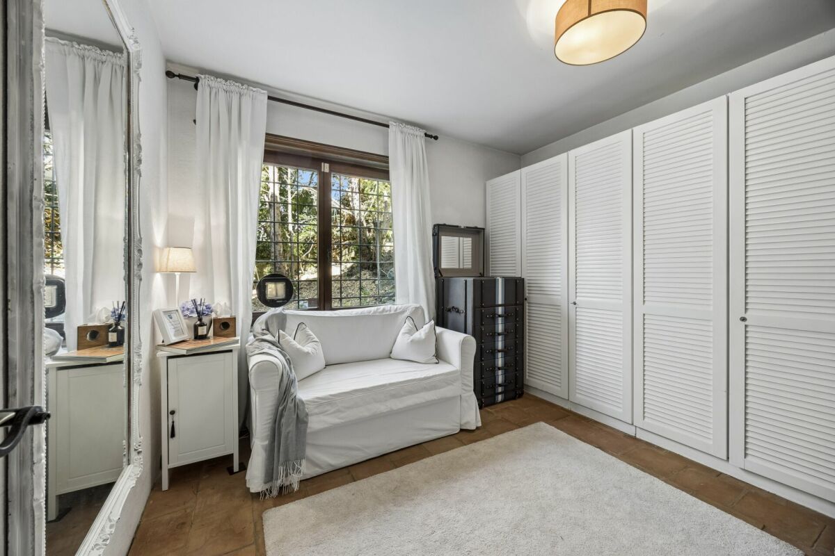 Helles Schlafzimmer mit Sitzgelegenheit und Einbauschrank