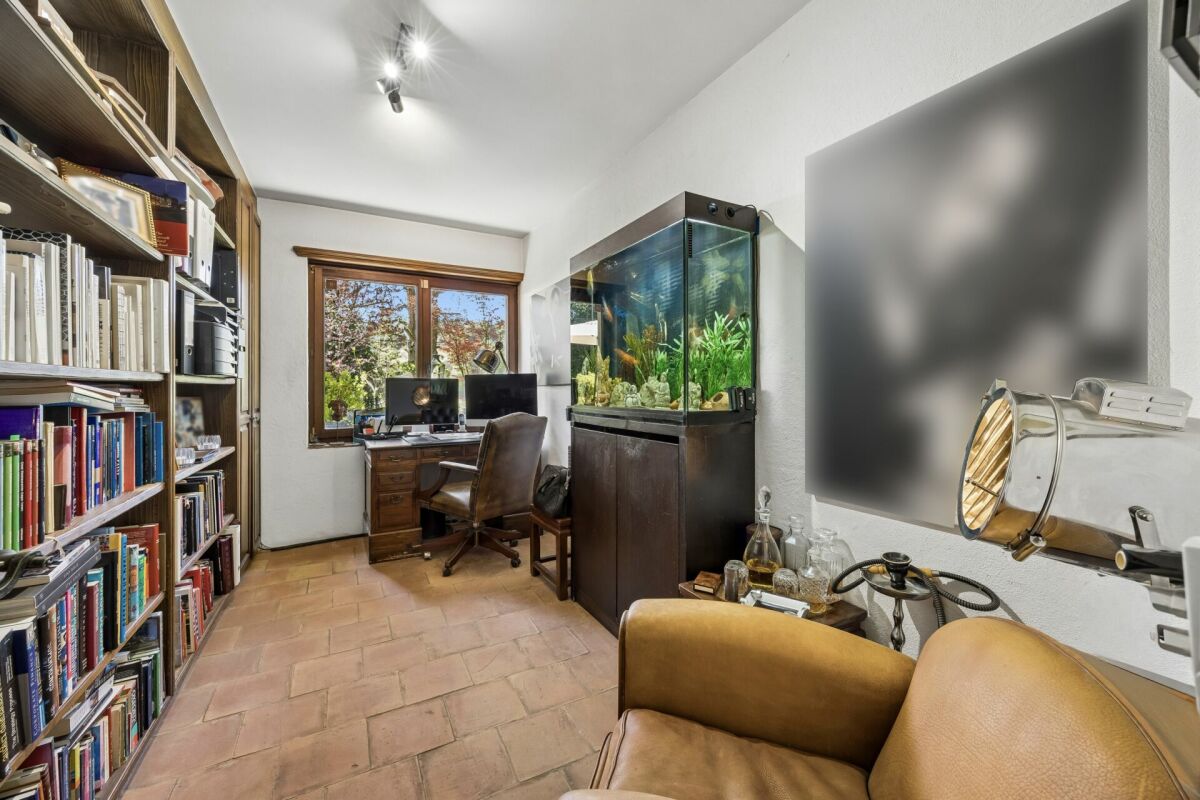 Arbeitszimmer mit Bibliothek, Aquarium und Holzschreibtisch