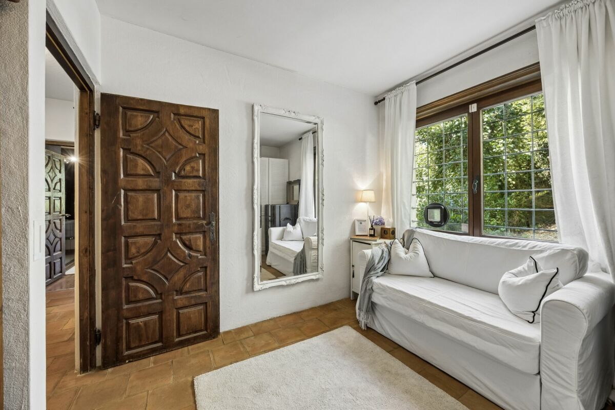 Helles Schlafzimmer mit rustikalem Holztürdetail