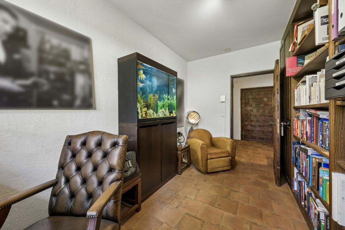 Büro- oder Arbeitszimmer mit Bücherregal und Aquarium