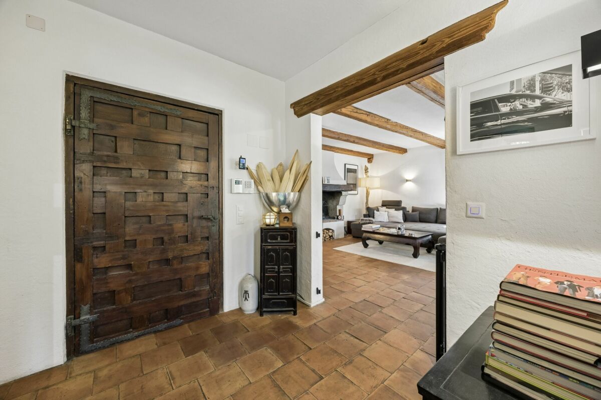 Eingangsbereich mit Blick ins Wohnzimmer