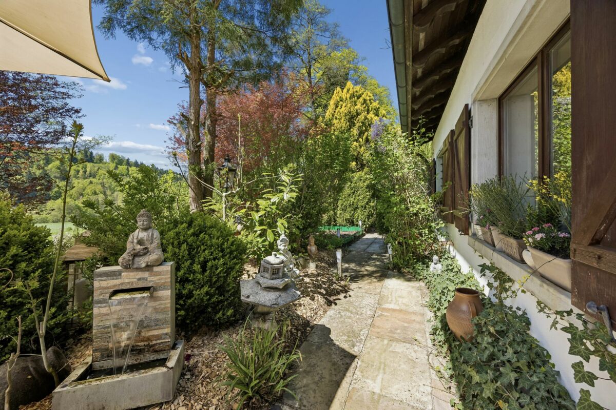 Gartenweg neben dem Haus