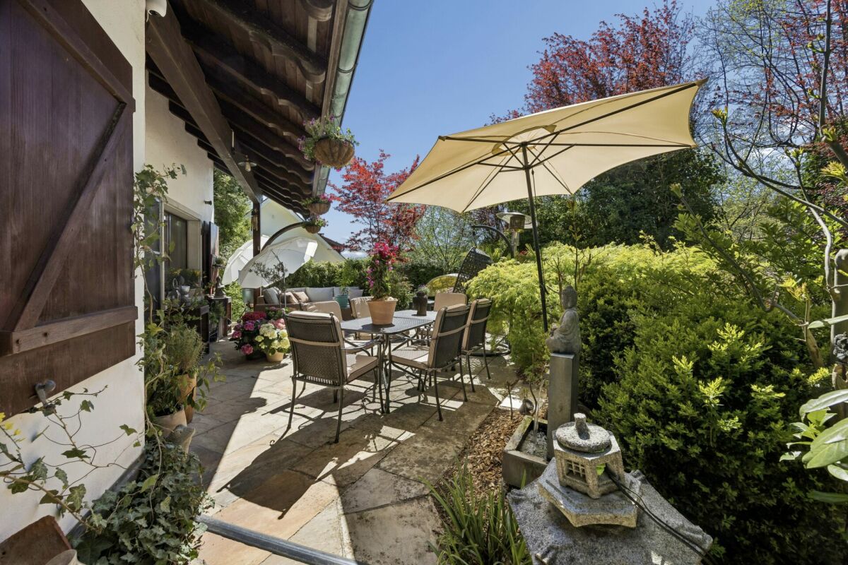 Garten-Terrasse mit Sitzgruppe