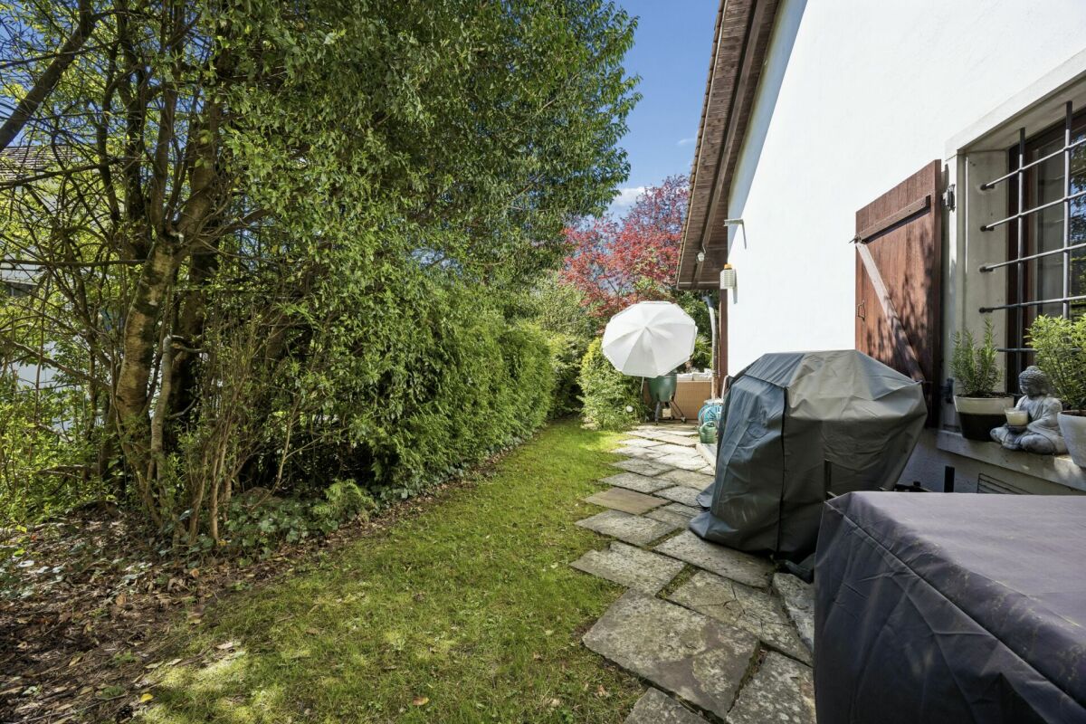 Garten- und Hausseitenansicht mit Terrasse