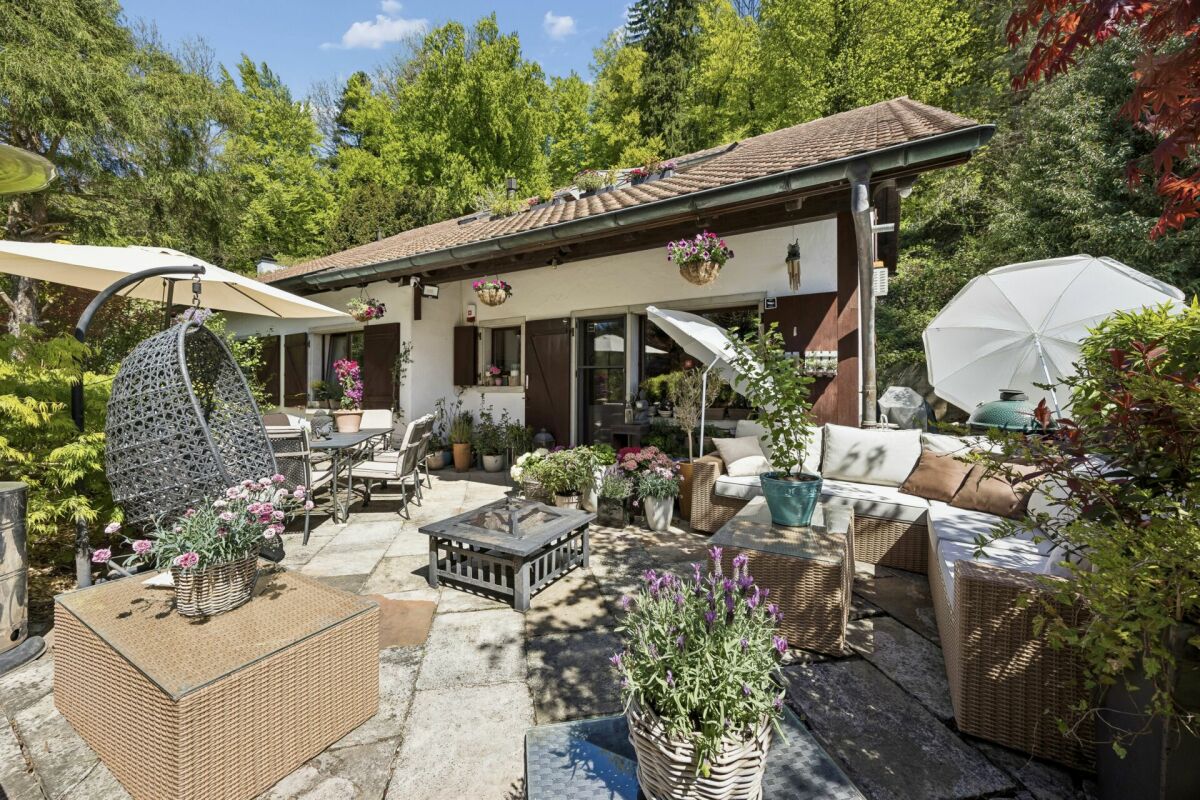 Gemütliche Garten-Terrasse mit Sitzgruppen