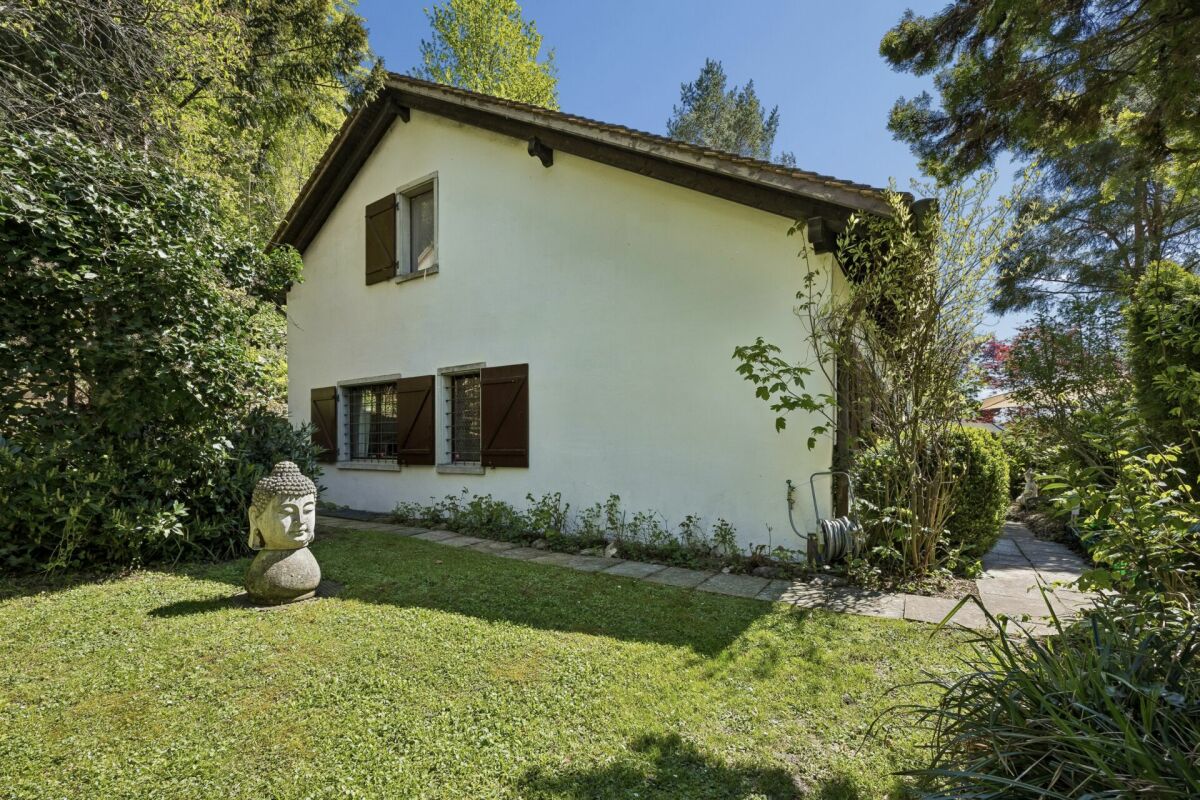Hausansicht mit Garten