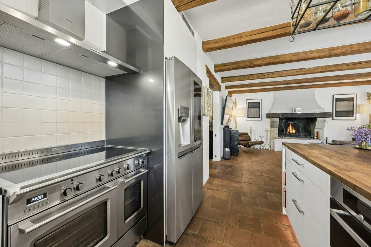 Offene Landhausküche mit Kamin