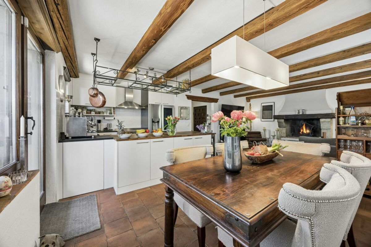 Gemütliche Landhausküche mit Essbereich und Kamin