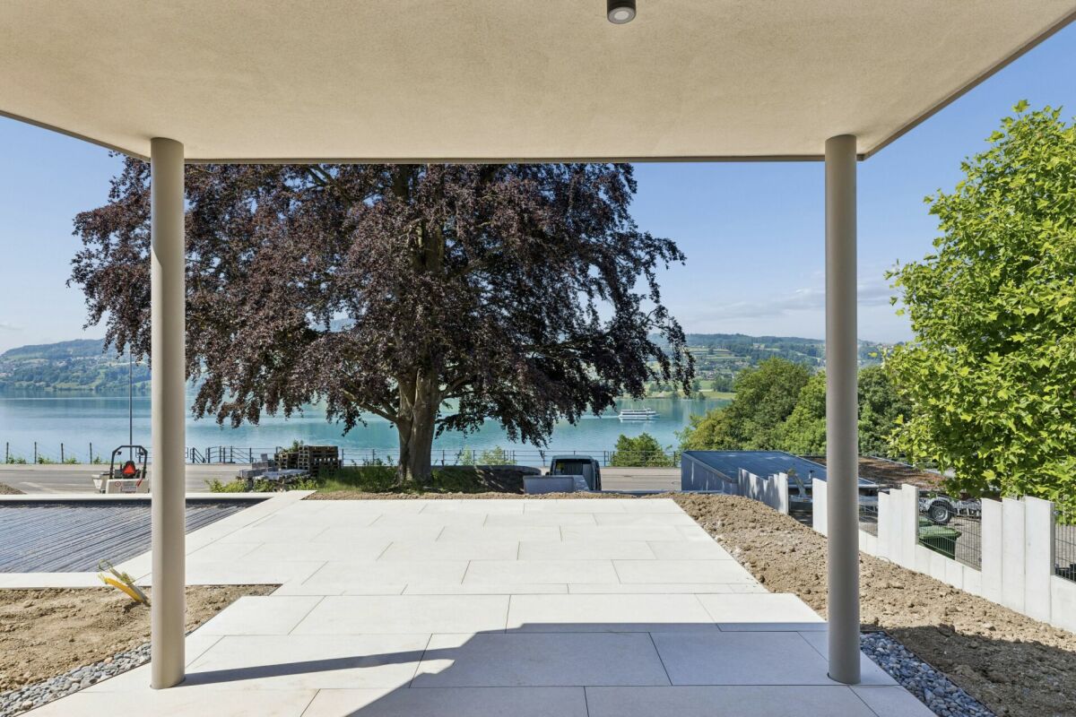 Überdachte Terrasse mit Seeblick