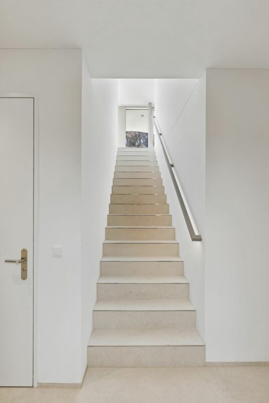 Heller Treppenaufgang mit schlichter Innenarchitektur