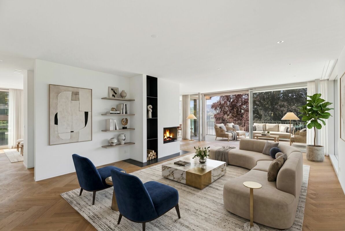 Helles, modernes Wohnzimmer mit Terrasse und Kamin