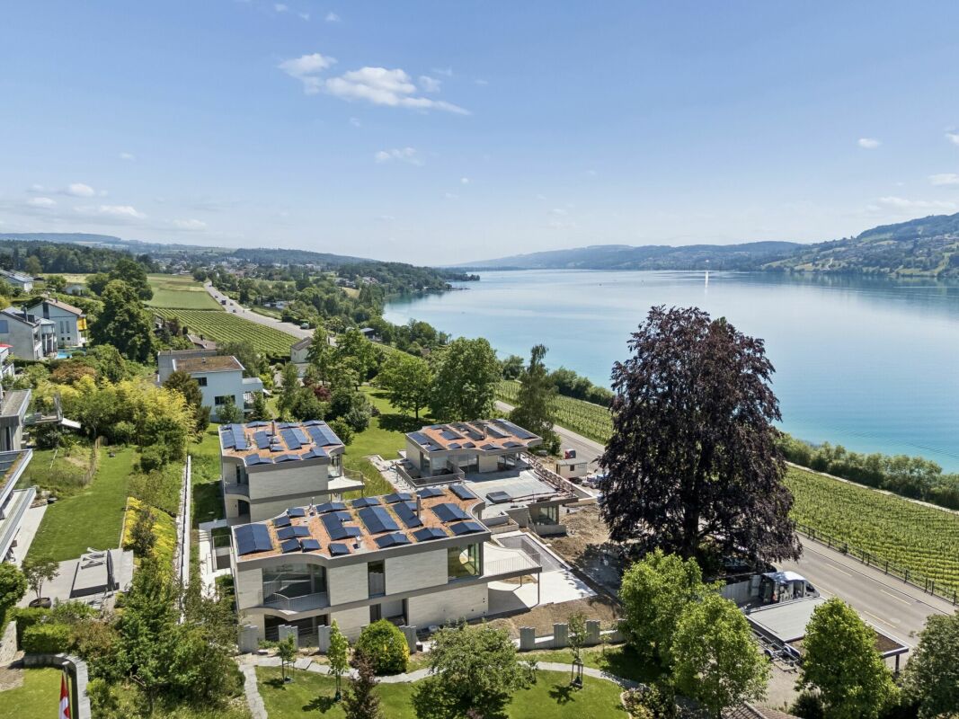 Seeblick mit Wohnhäusern