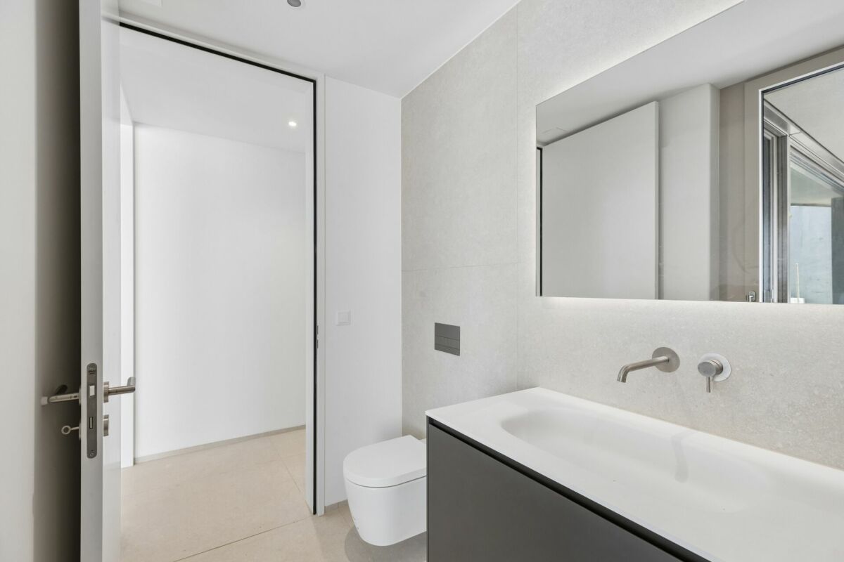 Modernes Gäste-WC mit Waschtisch und Spiegel