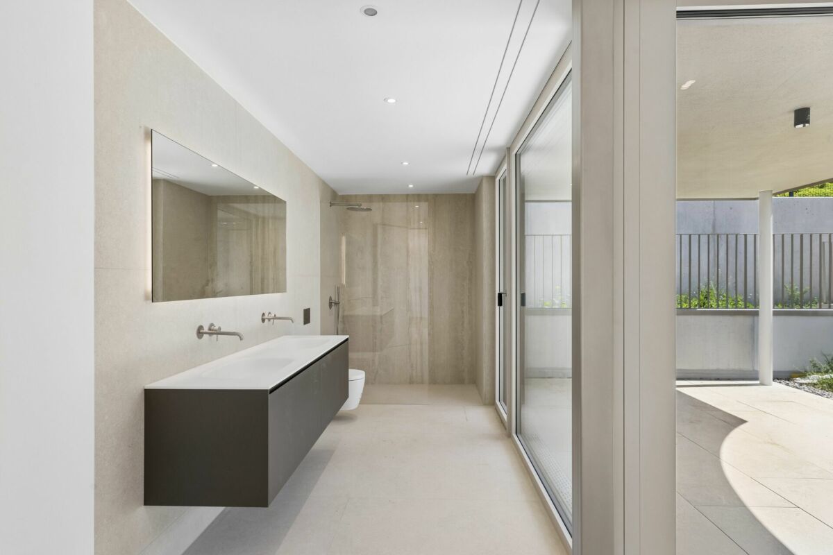Modernes Badezimmer mit bodentiefer Glasfront
