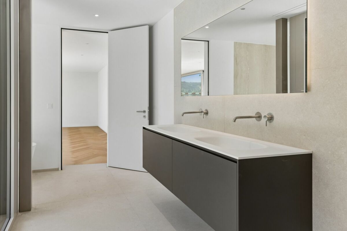 Modernes Badezimmer mit Doppelwaschtisch