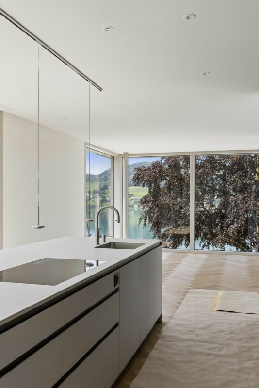 Moderne offene Küche mit Panoramafenstern